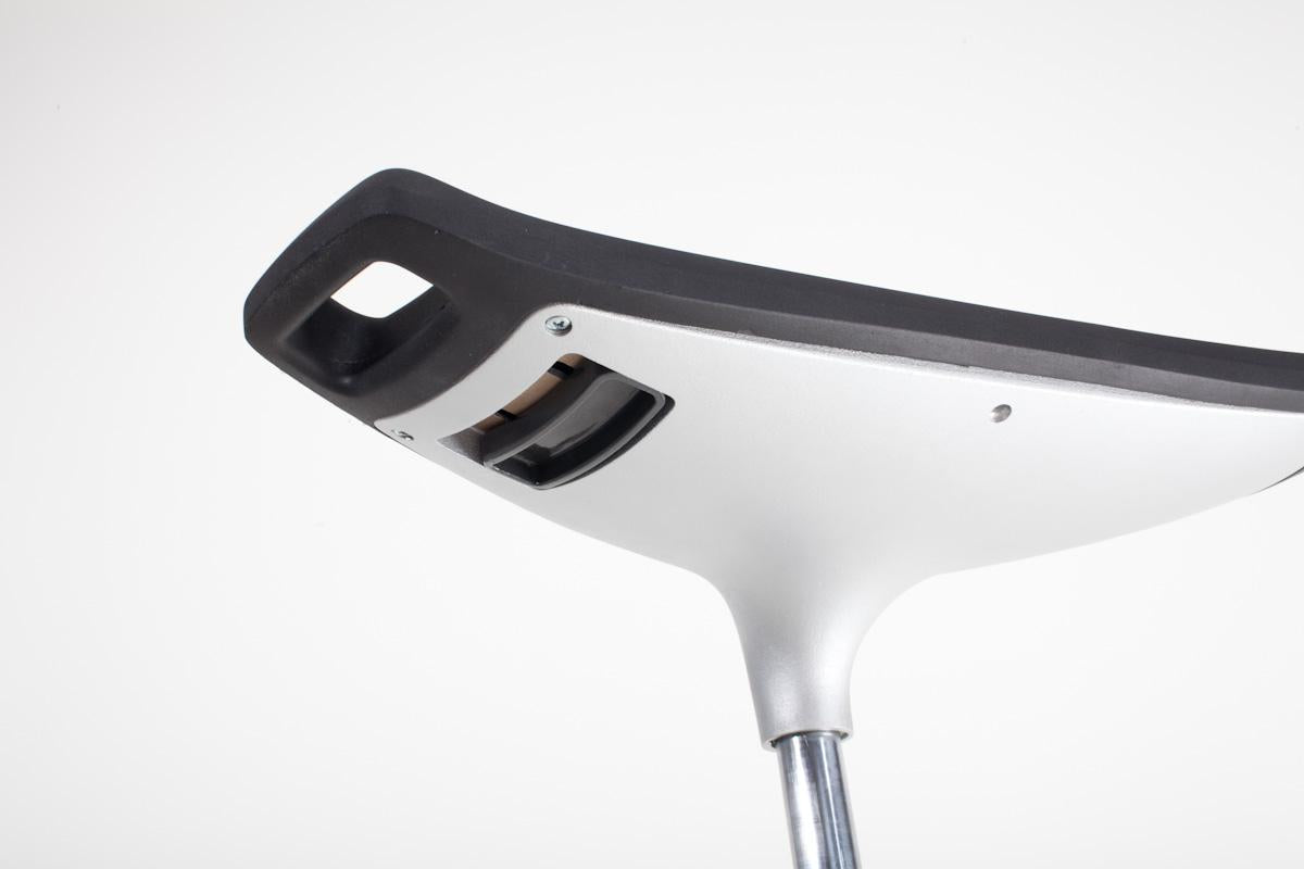 FIN leaning chair seat and stem in white, viewed from above at an angle