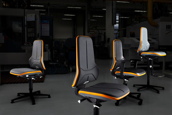 Production hall with Neon 3 work chairs at assembly workstations