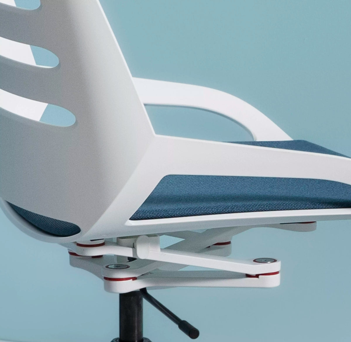 Close-up of the white ribbed backrest and grey seat of the Numo Task active chair
