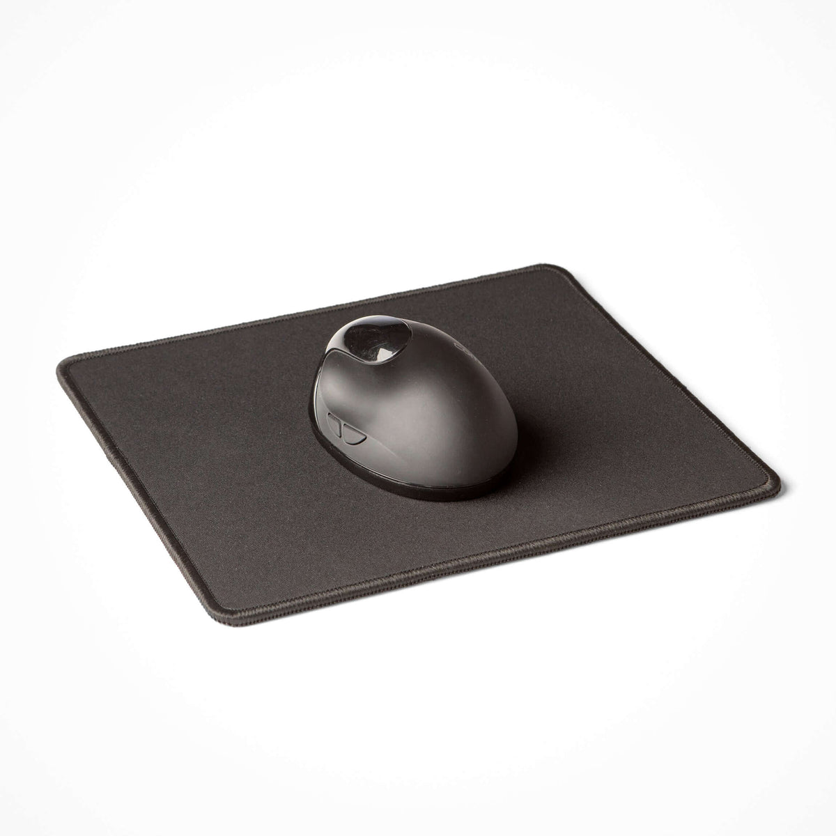 Black mouse pad with ergonomic mouse, ideal for precision and comfort in work or gaming, compatible with high DPI optical and laser mice.