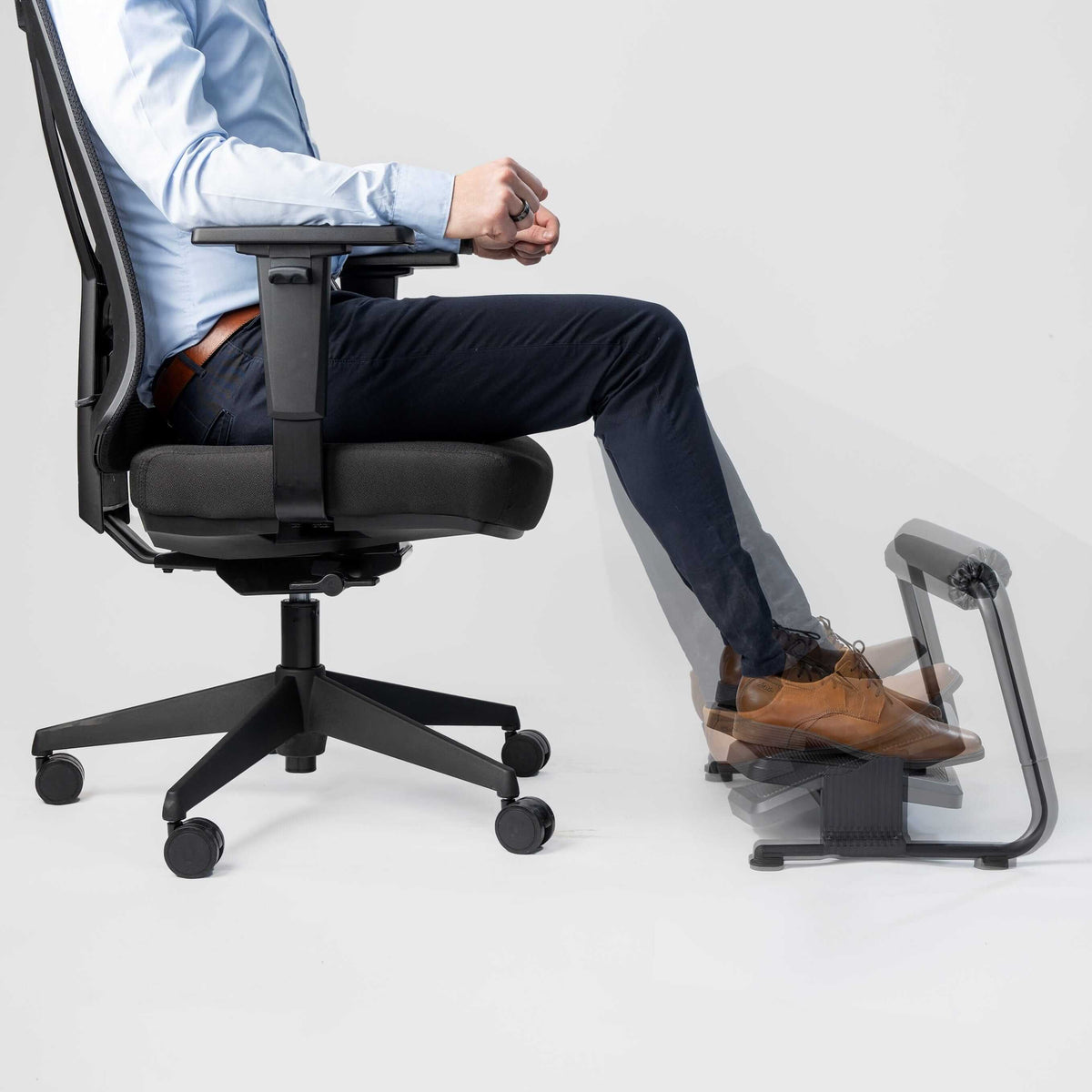 Man reclining in an office chair with his legs on a Foot support Flex